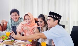 Foto : Orang Saat Merayakan Lebaran bersama Keluarga_net