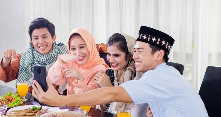 Foto : Orang Saat Merayakan Lebaran bersama Keluarga_net