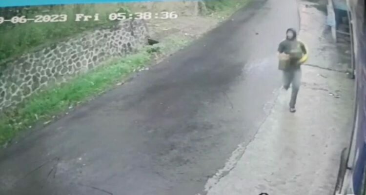 foto : pelaku pencurian bensin eceran terekam CCTV_net